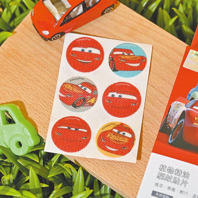 迪士尼系列驅蚊貼片12入-汽車總動員8月3日至8月30日特價159元，售價179元。（寶雅提供）