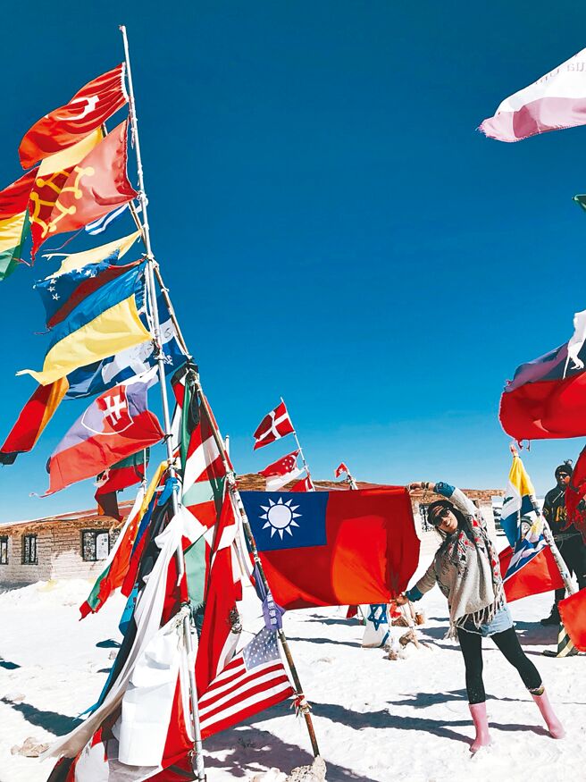 Salt Hotel，玻利維亞Uyuni城市郊區用鹽蓋成的旅社外，有一區滿滿的國旗正在飄揚。（作者提供）