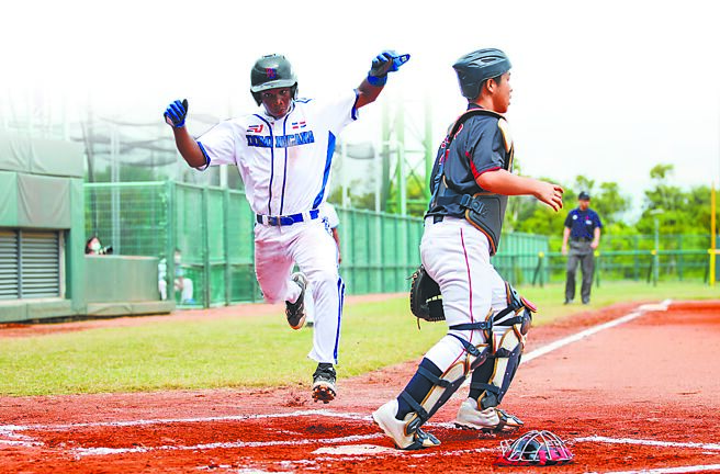 多明尼加（白衣）1局下靠日本队阵脚不稳，攻下5分奠定胜基，晋级超级循环赛。（中华棒协提供）