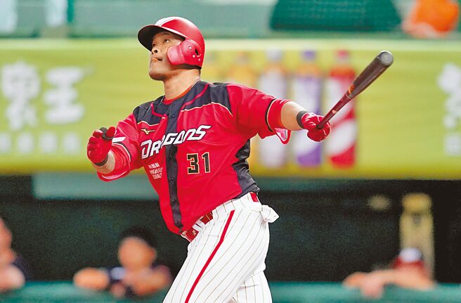 味全龙「大师兄」林智胜3日对统一狮，1局上就敲出中职生涯第296轰。（味全龙提供）