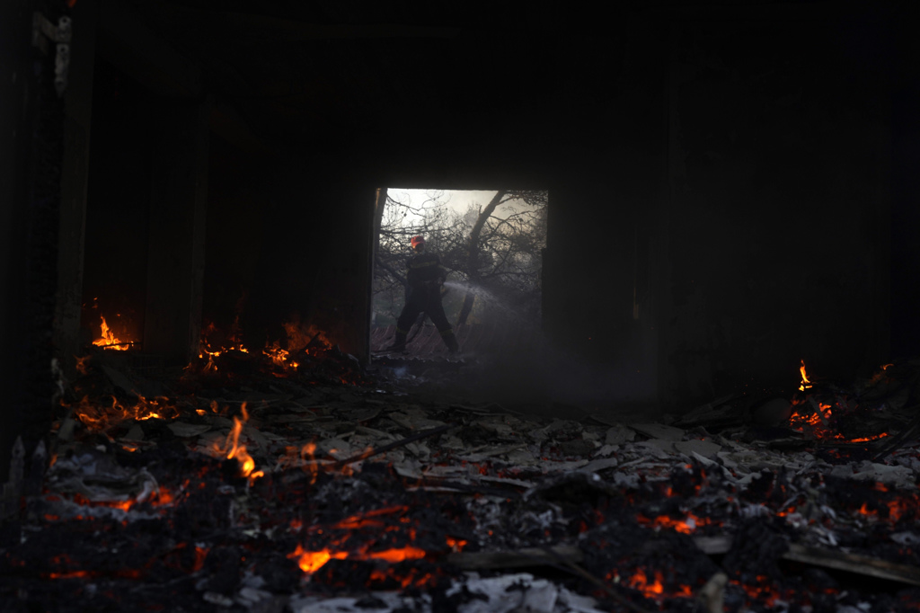 7月 20 日，一名消防员试图扑灭希腊雅典西部梅加拉镇附近房屋的火灾。（美联社）(photo:ChinaTimes)