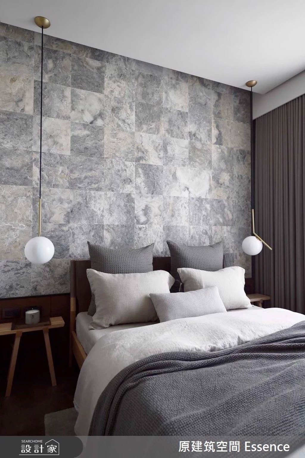 床頭背牆以台灣特有大理石做幾何拼接，灰階色調的紋理，搭配細緻的金屬燈飾，創造理性秩序和感性藝術的對話。（圖/設計家 Searchome)