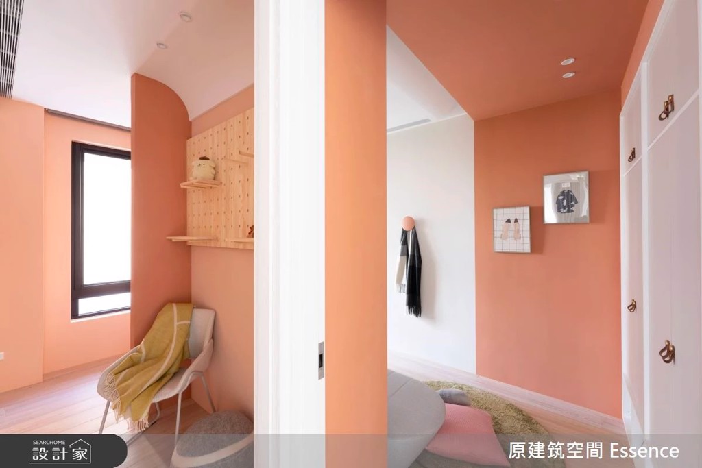 另二以粉橘色調為兒童房挹注溫暖甜美氛圍，設計師融入積木組合概念，利用進退面互補的空間格局，規劃出兩個獨立兒童空間。（圖/設計家 Searchome)