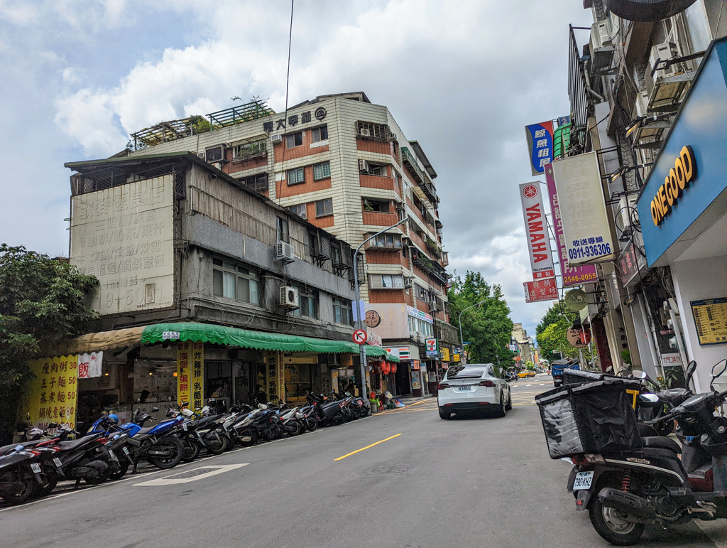 台北市都更速度緩不濟急，隨處可見屋齡40年以上的老宅。(圖/葉思含)