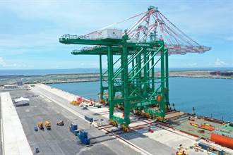全台最大型貨櫃碼頭橋式起重機高雄港上岸 貨櫃裝卸效率升級