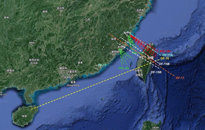 热心的网民整理中共官方与外媒的讯息后绘制的火箭弹与导弹发射图，可以看出4款导弹全都越过了台湾上空。（图／网路）