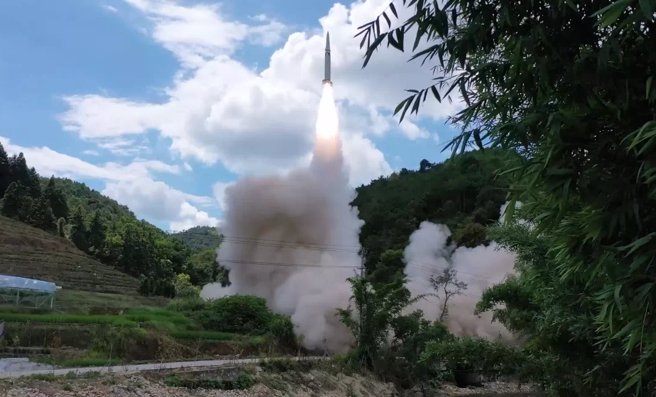 中共演习首日共发射了4款导弹计11枚，发射时间从4日下午1点多到4点为止。（图／东部战区）