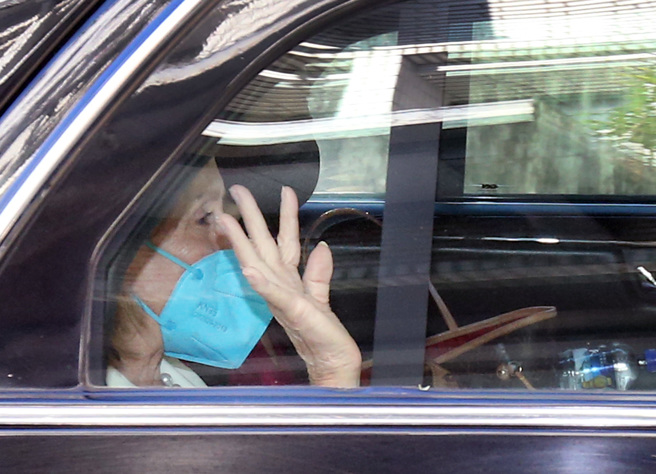 美國眾議院議長裴洛西（Nancy Pelosi）訪台期間，向媒體揮手致意。（范揚光攝）