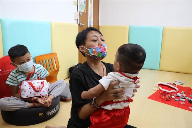 母亲面对危险时当然也怕死，也爱惜生命，但她更爱她的孩子，为了救孩子，死何足惧？爱的力量就是这么大。（新北市社会局提供）