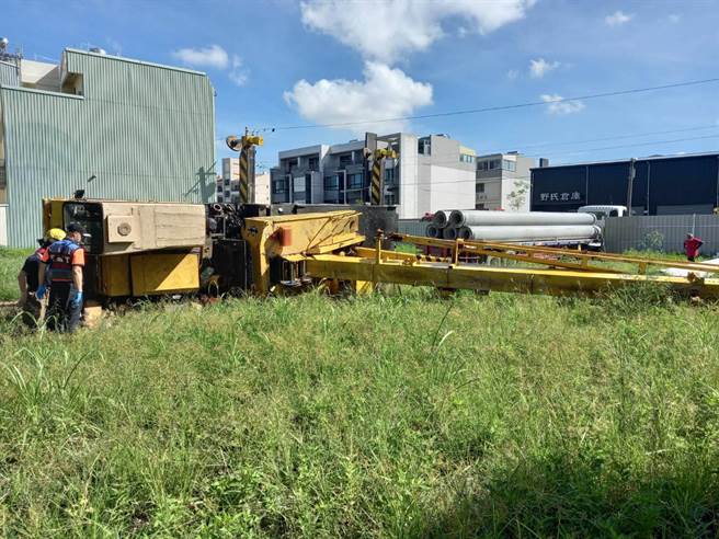 台南安南区大安街5日上午八时许发生工安事故，一辆重达20吨吊车翻覆，压住驾驶，消防救护人员施救时已无生命迹象。（台南市消防局提供／程炳璋台南传真）