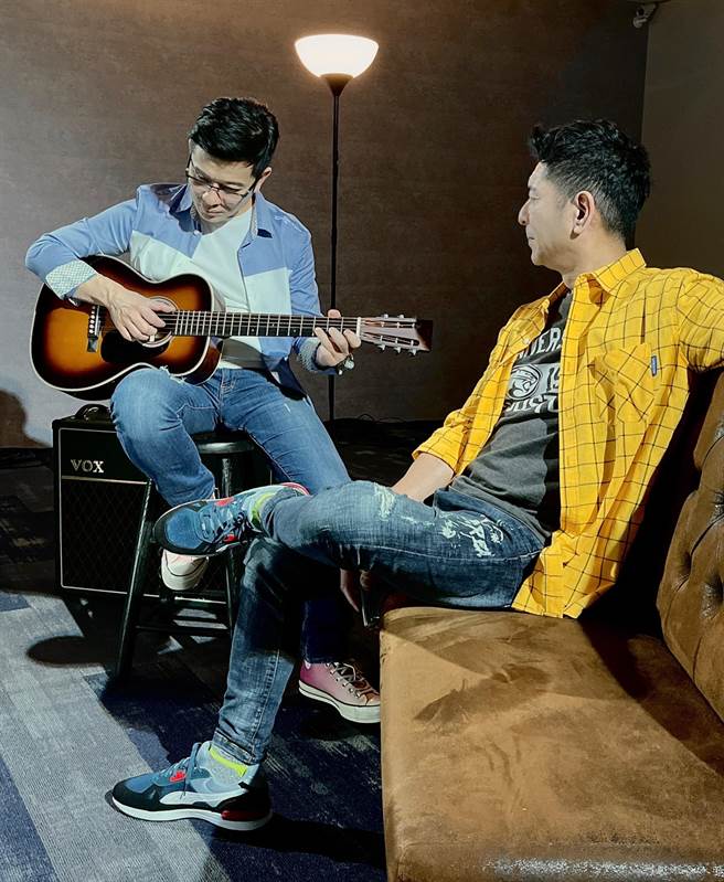 陈子鸿（左）与荒山亮合作推出新单曲。（喜欢音乐提供）