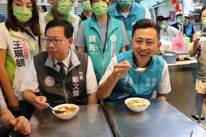 民进党桃园市长参选人林智坚（右）今早在桃园市长郑文灿（左）陪同下，前往中坜新明市场扫街，途中大啖冰凉豆花。（蔡明亘摄）