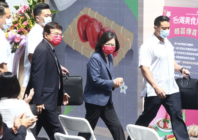 大陆军演下，蔡英文总统5日照既定行程，出席第29届台湾美食展，睽违2年重新復办，蔡英文重申，常规生活非天上掉下来，批评中国军演「不负责任」，严正要求理性，我国则加强战备、严密监控、政府各单位沉着应对，请国人放心、保持冷静，也感谢全体国军第一线守护。（邓博仁摄）