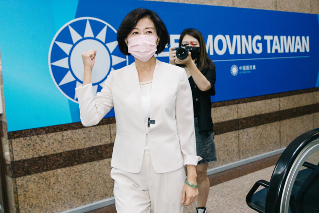 國民黨提名國民黨副秘書長王育敏（前）參選嘉義縣長。（資料照/郭吉銓攝）