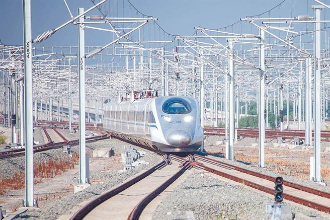 大陸福廈鐵路安海灣特大橋4日完成無砟軌道施工，實現時速350公里的高鐵列車可跨海過橋不減速。（新華社）