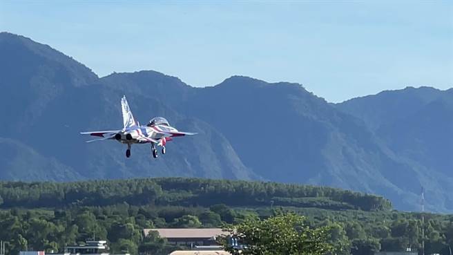 台东志航基地勇鹰高教机及F5战机今天早上正常训练升空。（蔡旻妤摄）