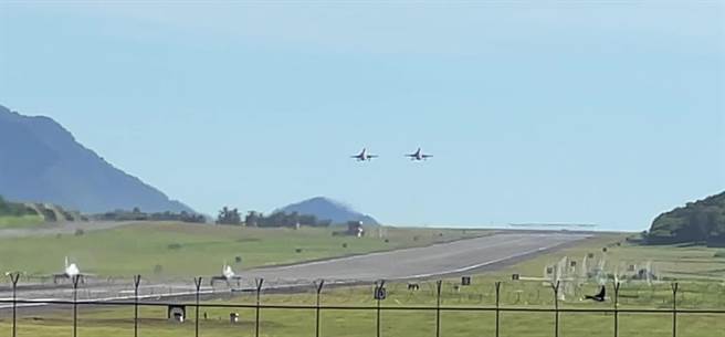 台东志航基地勇鹰高教机及F5战机今天早上正常训练升空。（蔡旻妤摄）