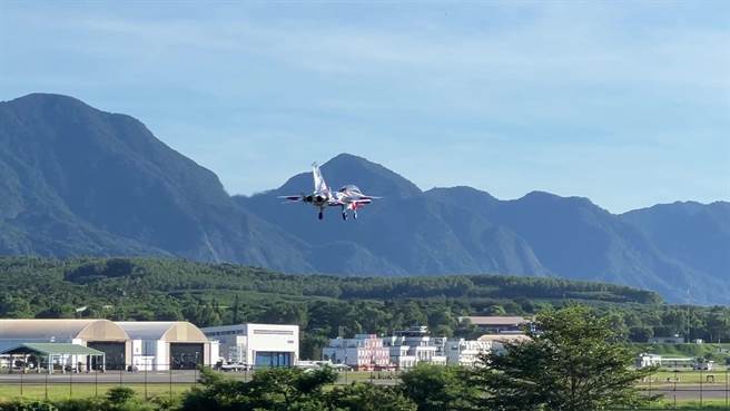 台东志航基地勇鹰高教机及F5战机今天早上正常训练升空。（蔡旻妤摄）