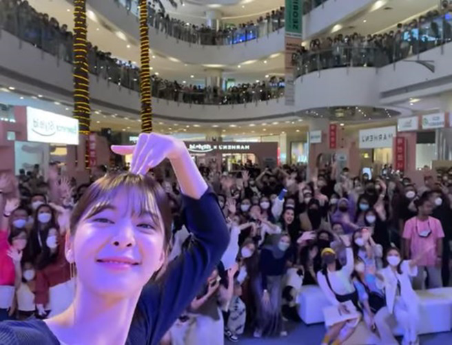 薛仁雅很高兴地与粉丝合影。（图／翻摄自薛仁雅Instagram）