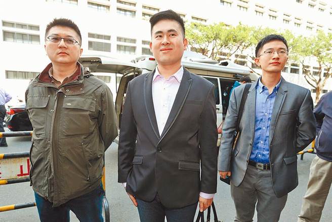 台北市議員侯漢廷（圖右）及新黨發言人王炳忠、陸生周泓旭等5人，遭檢方起訴8年前受大陸政府指示在台灣涉嫌發展組織，獲判無罪確定。（本報資料照片）