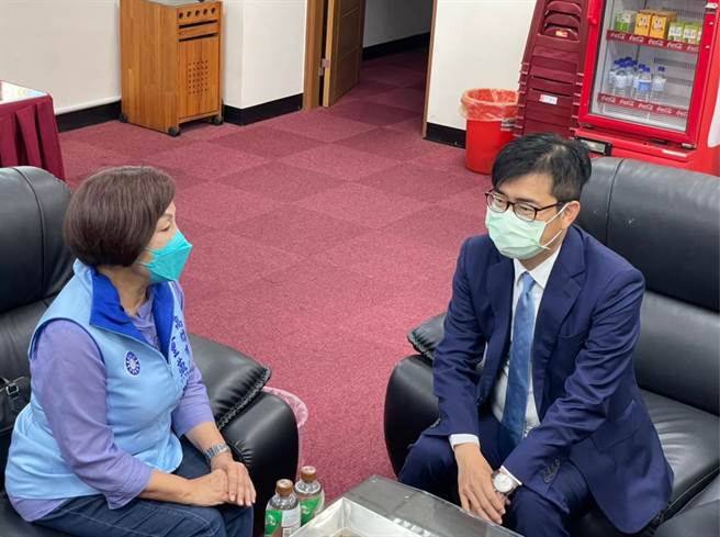 高雄市议会第3届第8次定期大会5日开幕，高雄市长陈其迈依照惯例拜会国民党、民进党、无党籍党团。（洪浩轩摄）