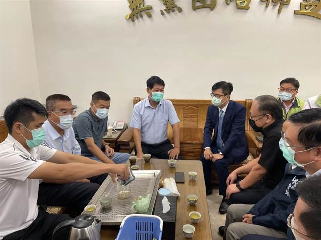 高雄市议会第3届第8次定期大会5日开幕，高雄市长陈其迈依照惯例拜会国民党、民进党、无党籍党团。（洪浩轩摄）