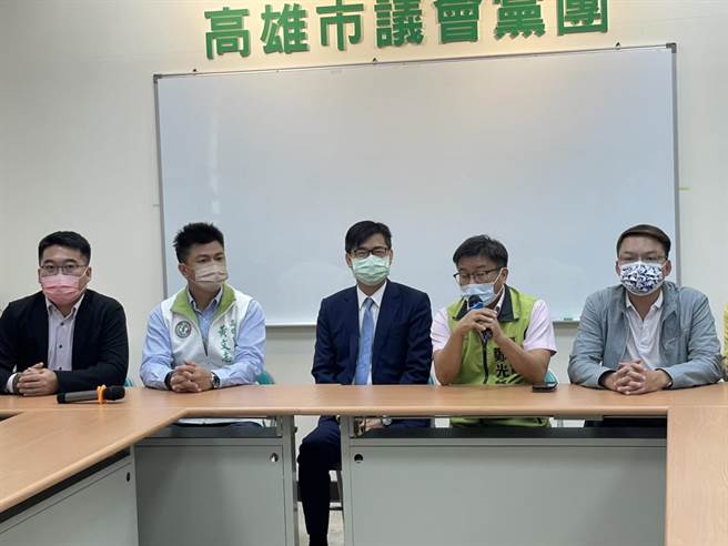 高雄市议会第3届第8次定期大会5日开幕，高雄市长陈其迈依照惯例拜会国民党、民进党、无党籍党团。（洪浩轩摄）