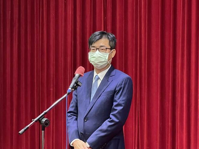 高雄市议会第3届第8次定期大会5日开幕，高雄市长陈其迈依照惯例拜会国民党、民进党、无党籍党团。（洪浩轩摄）