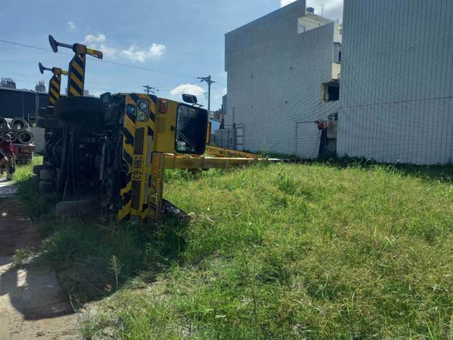 工地吊车疑因土质松软翻覆，张姓驾驶遭压死。（台南市消防局提供／程炳璋台南传真）