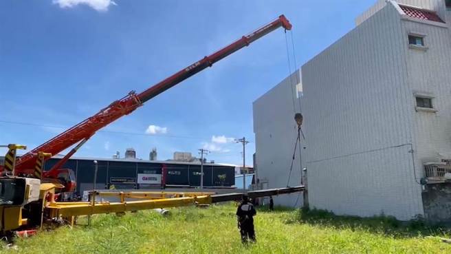 工安意外现场找来更大吊车，拉出陷入软土内的吊车。（读者提供／程炳璋台南传真）