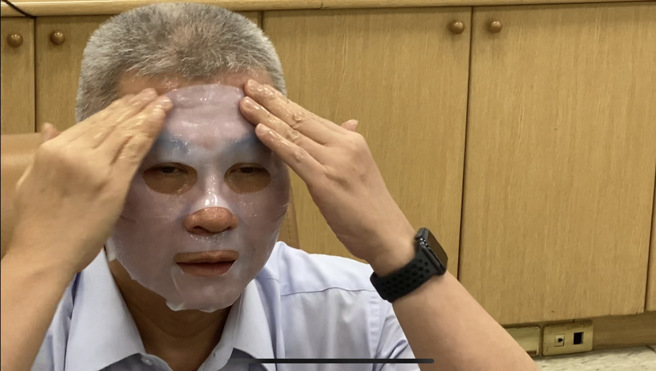 方仰寧敷面膜初体验，为了确认是否好用，还自己先测试功效，相当逗趣。(台南市警察提供)
