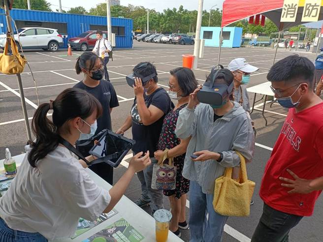 台南市今年的道安宣導結合元宇宙虛擬實境技術，製作VR與AR互動體驗教材供民眾體驗。（台南市政府提供／程炳璋台南傳真）