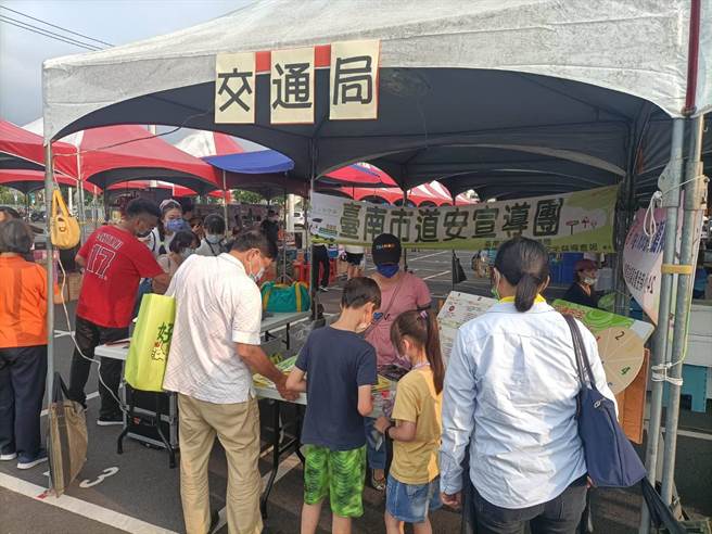 台南市交通局趁暑假加強宣導交通安全。（台南市政府提供／程炳璋台南傳真）