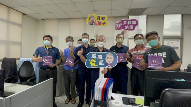 方仰寧在父亲节前夕为表重视，特别准备精致面膜送给市警局内每一位同仁，并对其说声：「警察爸爸您辛苦了！父亲节快乐」。(台南市警察局提供)