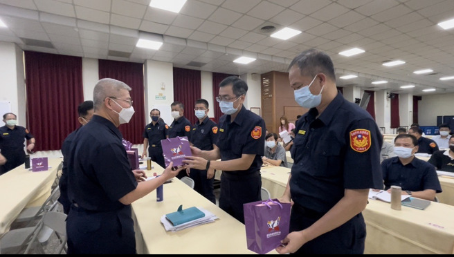 方仰寧在父亲节前夕为表重视，特别准备精致面膜送给市警局内每一位同仁，并对其说声：「警察爸爸您辛苦了！父亲节快乐」。(台南市警察局提供)