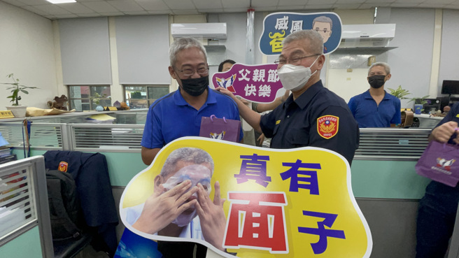 方仰寧在父亲节前夕为表重视，特别准备精致面膜送给市警局内每一位同仁，并对其说声：「警察爸爸您辛苦了！父亲节快乐」。(台南市警察局提供)
