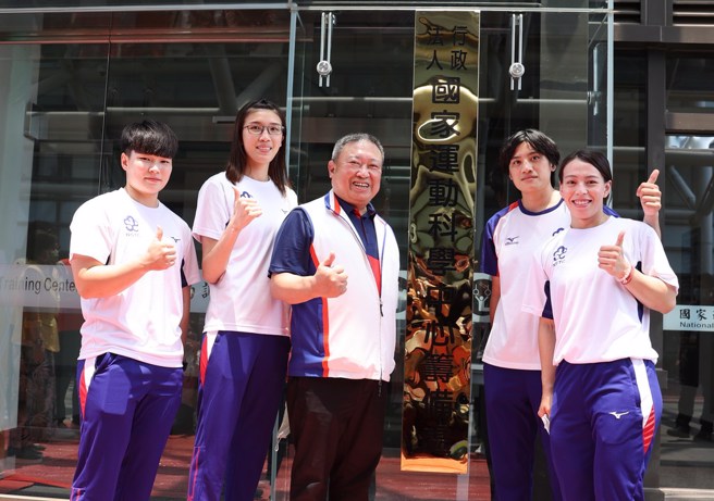 中华奥会主席林鸿道(中)。(运促会提供)