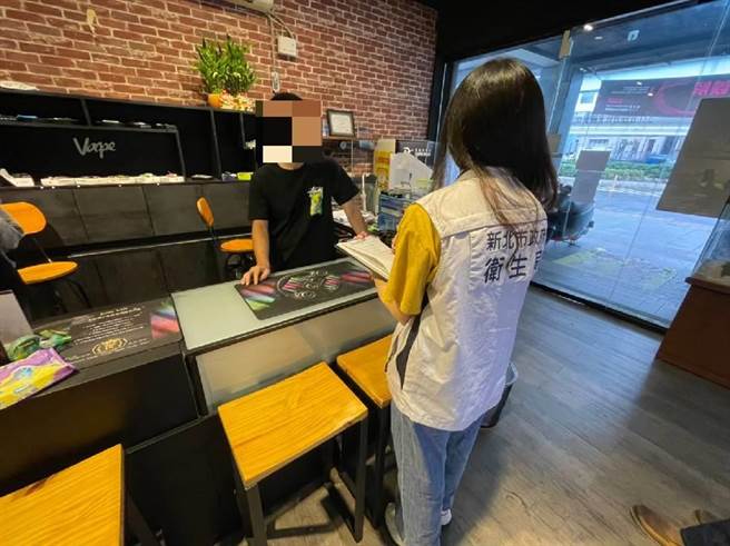 新北市卫生局人员至电子烟实体店面稽查。（新北市卫生局提供）