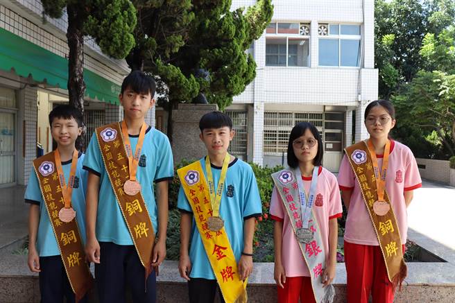 花坛国中在全国技能竞赛中拿下全国最多奖牌，许有崴勇夺青少年组电气装配职类金牌，郭栢辰拿铜牌，吕芳仪摘下商务软体设计职类银牌，谢宇哲德工业控制职类铜牌，张榛芸得漆作装潢职类铜牌芸。（花坛国中提供／吴敏菁彰化传真）