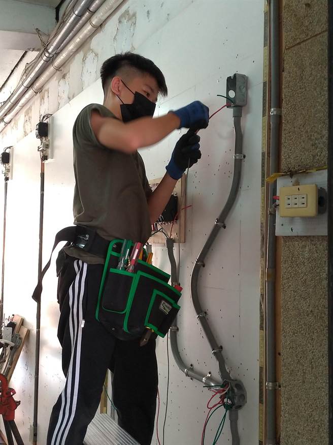 花坛国中二年级许有崴，勇夺青少年组电气装配职类金牌，是金牌选手中年纪最小。（花坛国中提供／吴敏菁彰化传真）