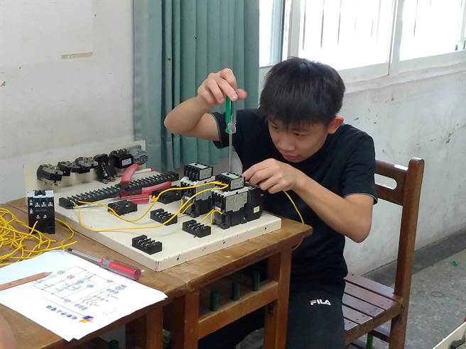 花坛国中二年级许有崴，勇夺青少年组电气装配职类金牌，是金牌选手中年纪最小。（花坛国中提供／吴敏菁彰化传真）