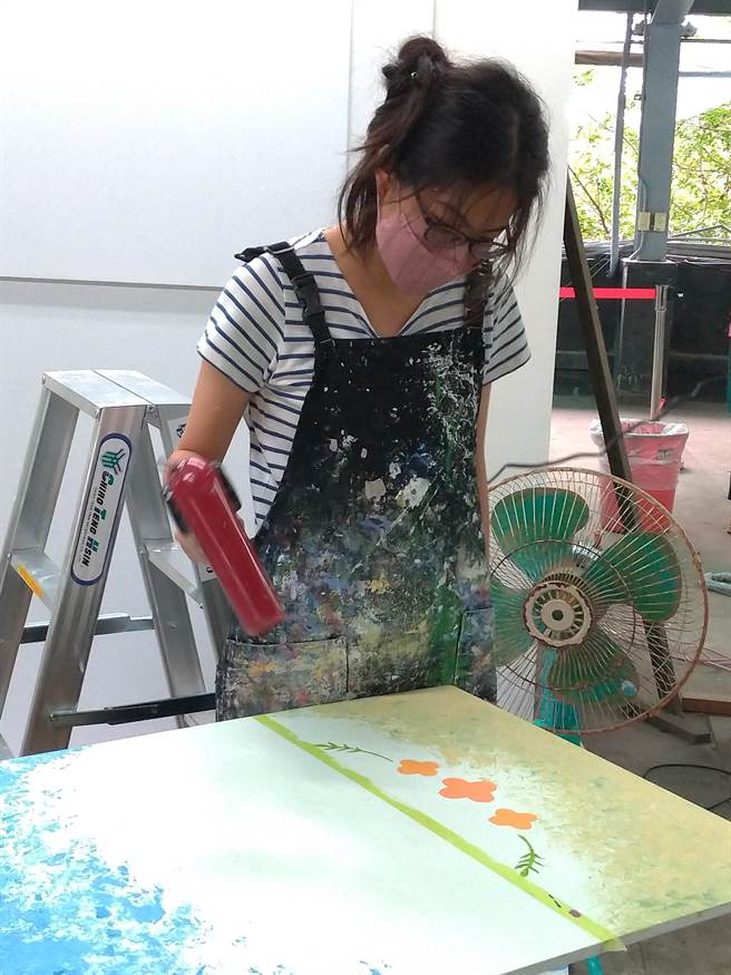 漆作装潢职类铜牌张榛芸，热爱漆作，专注投入练习。（花坛国中提供／吴敏菁彰化传真）