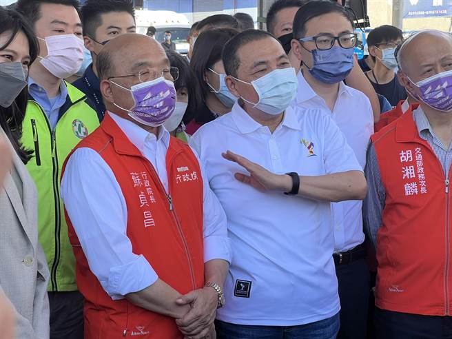 Su Zhenchang and Hou Youyi both looked slightly unhappy.  (Photo by Wang Yangjie)