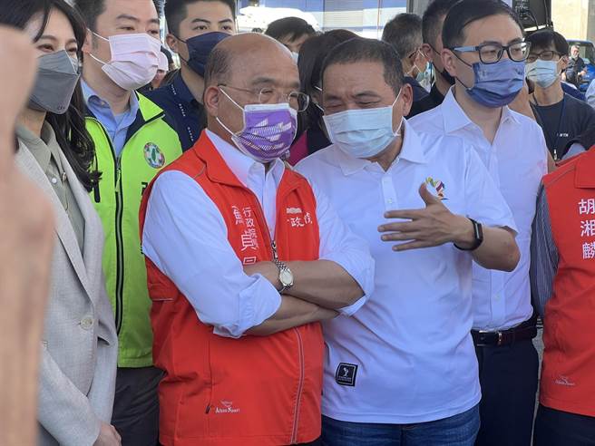 Su Zhenchang and Hou Youyi both looked slightly unhappy.  (Photo by Wang Yangjie)