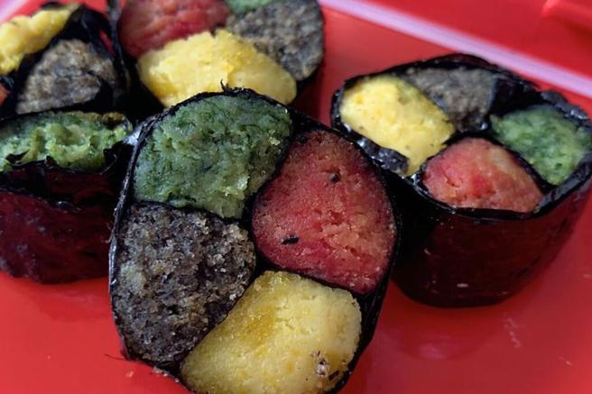 ▲茂林馆特色美食与伴手礼－部落限定版琉璃寿司。　图：茂林国家风景区管理处／提供