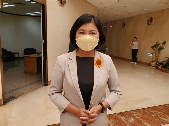 云林县长张丽善表示，今年文旦採收期短，文旦农焦虑，她个人也主动打电话找买主。（周丽兰摄）