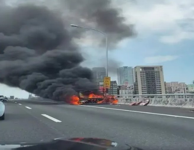国1五杨高架桥南下段，一辆货车起火陷入火海，黑烟狂窜烧到剩骨架。(记者爆料网提供)