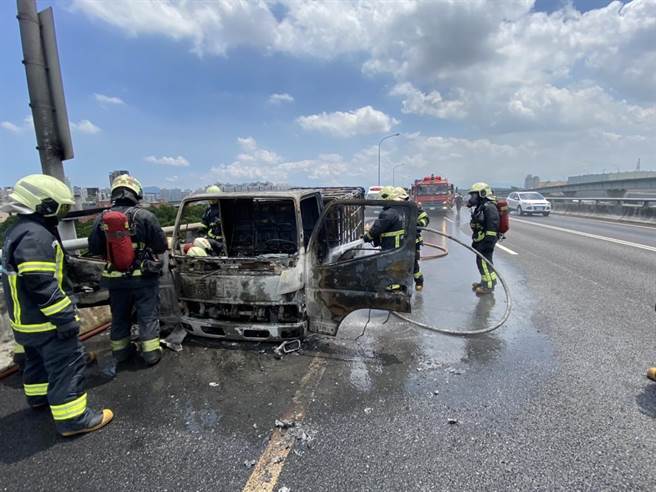 國道1號五楊高架今天上午發生小貨車自燃意外。（新北市消防局提供）