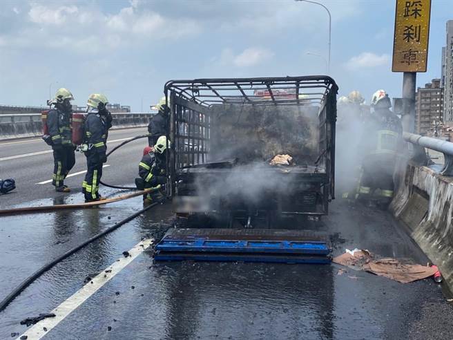 警消獲報後趕往現場灌救，將火勢撲滅。（新北市消防局提供）