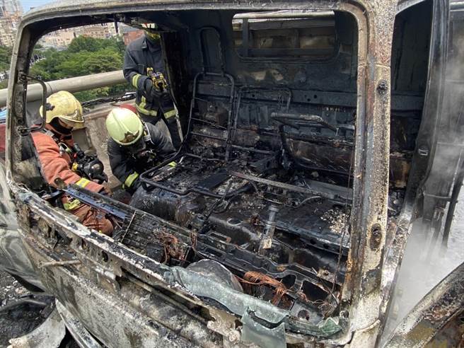 駕駛座內幾乎燒成全毀。（新北市消防局提供）